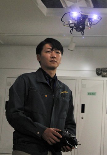 屋内専用の小型ドローン「アイビス」を操縦する閔代表＝千葉市中央区
