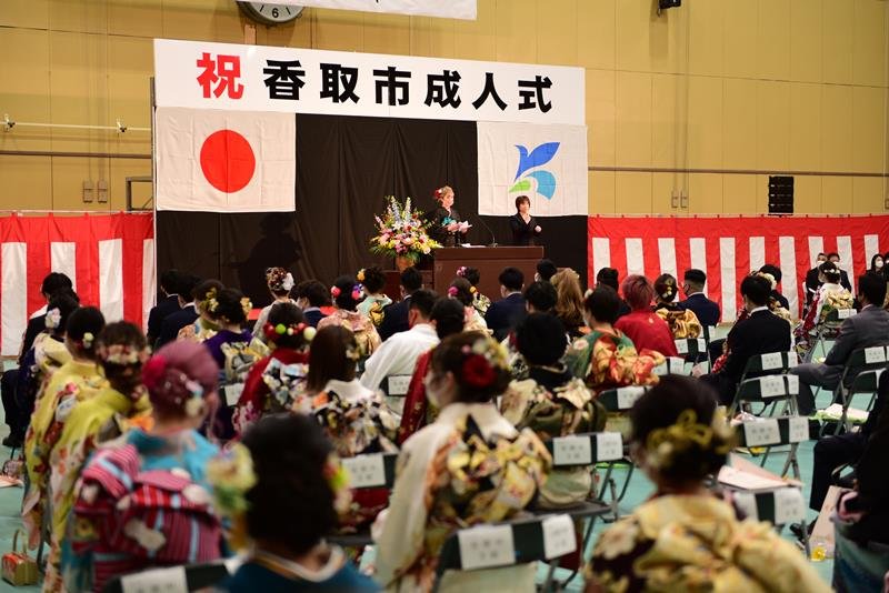 新型コロナの影響を受け４カ月遅れで開催された香取市の成人式。同市では大学進学などを機に若年層の転出が目立っている＝昨年５月
