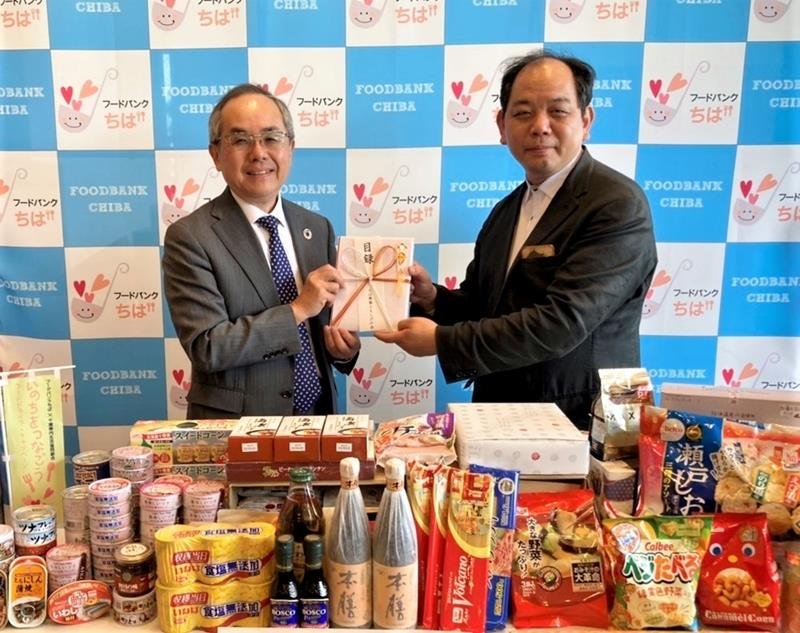 贈呈式に出席した千葉興銀の青柳会長（左）とフードバンクちばの菊地代表（同行提供）
