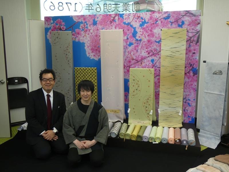 伐採された一宮川河岸の桜で草木染めした坪倉さん（右）と企画した山内店長＝茂原市

