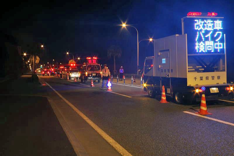 東京ディズニーリゾートの外周道路で検問をする警察官＝２２日午後１０時半ごろ、浦安市（県警提供）
