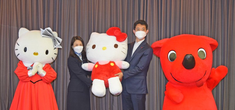 熊谷知事（右）に記念品を贈る小巻館長＝１８日、千葉県庁（Ｃ）　２０２２　ＳＡＮＲＩＯ　ＣＯ．，ＬＴＤ．ＴＯＫＹＯ，　ＪＡＰＡＮ　著作　株式会社サンリオ

