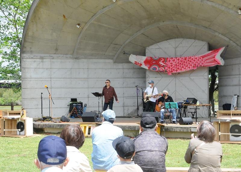 「みなみ市原里山ジャンボリー」で熱演するミュージシャン＝市原市の高滝湖畔公園野外音楽堂
