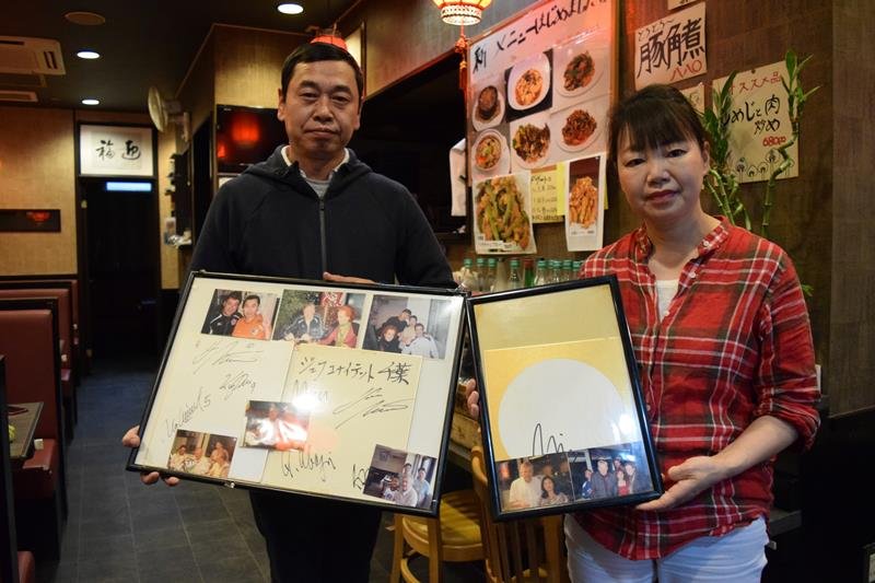 オシムさんが通った浦安市の中華料理店。店にはオシムさんの写真やサインが今も大切に飾られている＝２日、浦安市
