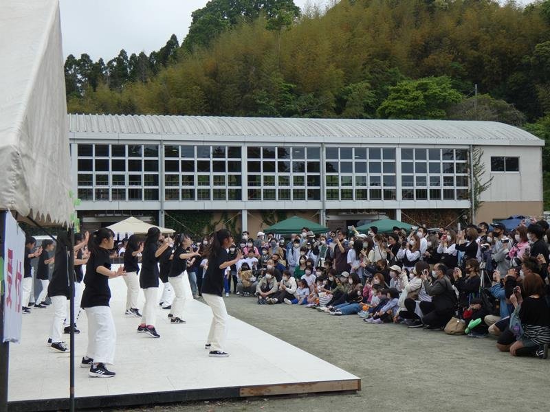 子どもたちのダンスを見守る来場者＝８日、長南町の長南集学校
