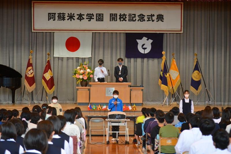 小中一貫型の阿蘇米本学園の開校記念式典で目標を語る児童生徒の代表ら＝１３日、八千代市
