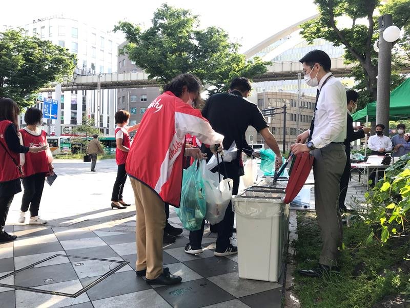 拾ったペットボトルなどをごみ箱に分別する参加者＝千葉市中央区
