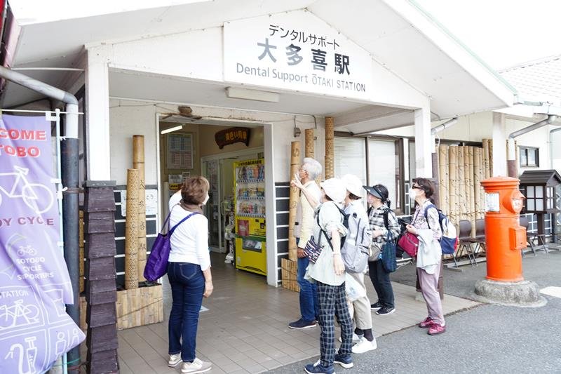 駅のアイドルすくすく　大多喜駅でツバメ子育て　いすみ鉄道