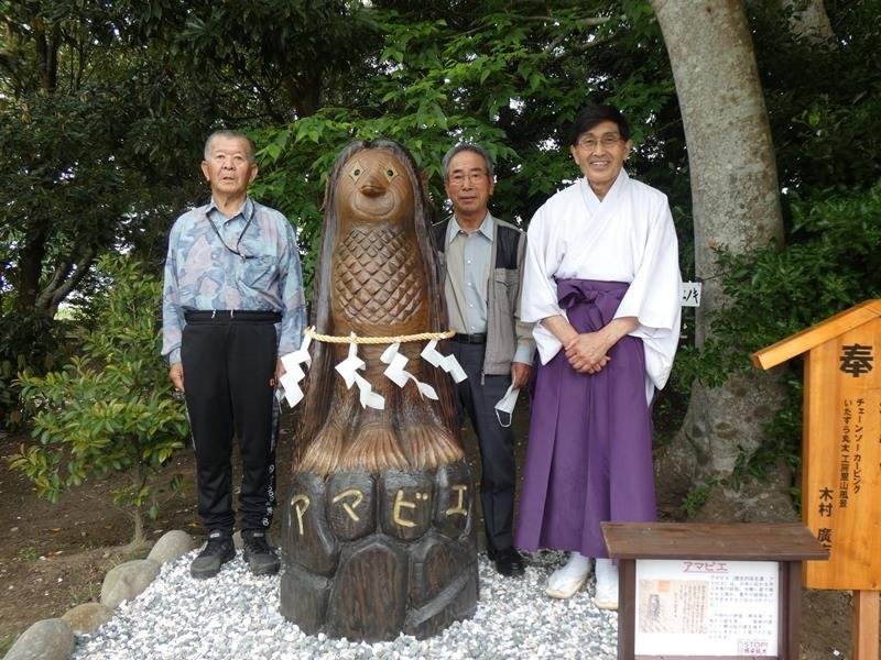 境内に設置されたアマビエ像。左から奉納した長島さん、制作した木村さん、宮田宮司＝２０日、白子神社
