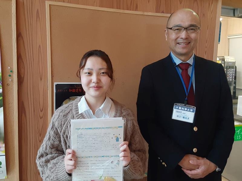 配布したチラシを手にする部長の鎌田さん（左）と顧問の池上准教授＝銚子市
