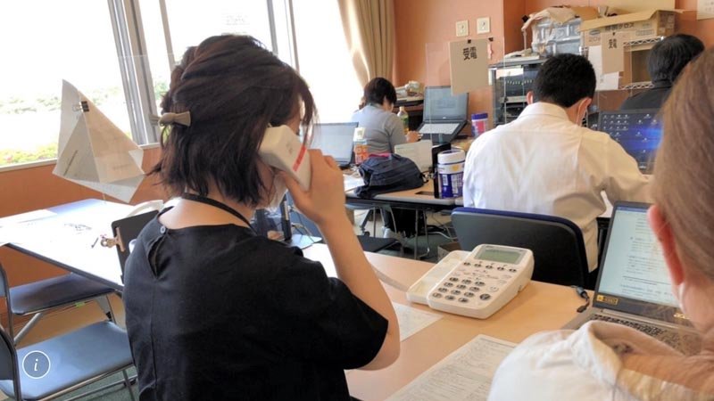 柏市保健所内に新設されたフォローアップセンターで電話相談に応じるスタッフ＝２４日、同市提供