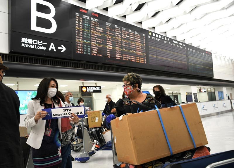 訪日観光の実証ツアーに参加するために米国から成田空港に到着した参加者ら＝２４日午後７時５分ごろ