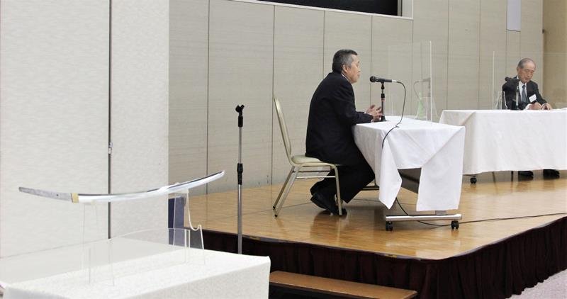 日本刀（手前）を展示しながら、数土さん（右）と対談する刀匠の松田さん＝千葉市中央区
