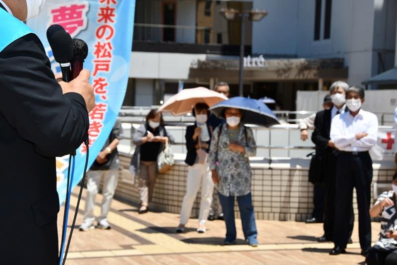 街頭で訴える候補者＝２９日、ＪＲ松戸駅前
