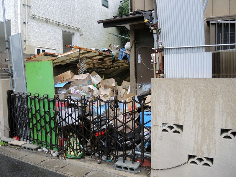 容疑者が犬を飼っていたとされる実家。大量のごみが積まれていた＝１５日、松戸市仲井町

