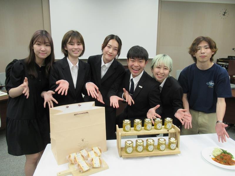 養蜂事業の商品化が実現し、笑顔を見せる学生有志ら。左から３人目が浅見さん＝千葉商科大
