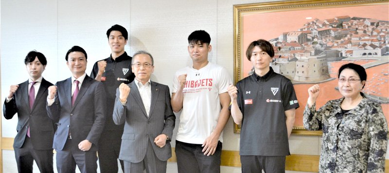 千葉ジェッツ佐藤選手思い込め　絵本「ぼくはキリン」完成　千葉県内児童施設へ１７００冊寄贈