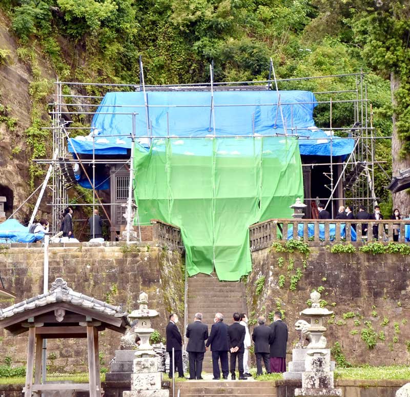 来年の大祭に向け修復作業が進められている日枝神社＝南房総市