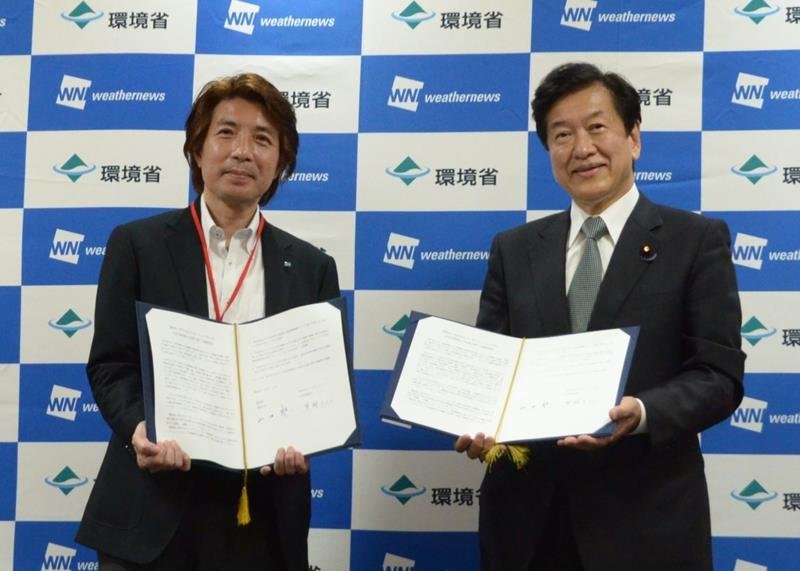 連携協定を結んだ山口大臣（右）と草開社長＝１６日、環境省（ウェザーニューズ提供）
