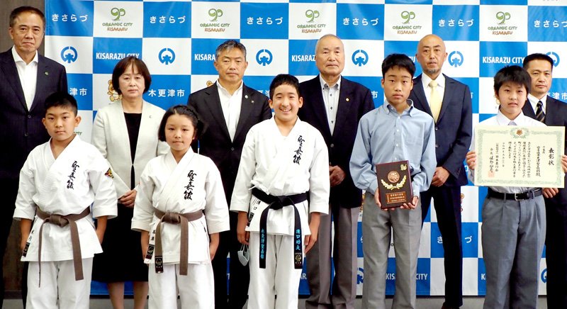 善行表彰を伝達された木更津聖嘉館の古泉館長（後列左から４番目）と道場生ら＝木更津市