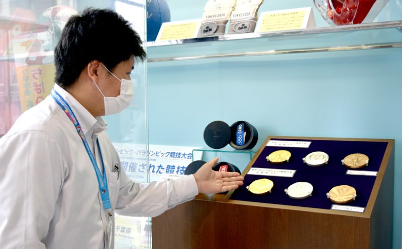 県庁に展示されている五輪・パラリンピックのメダル