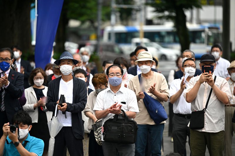 候補者の演説を聞く支持者ら＝２２日午前、千葉市中央区（画像一部加工）
