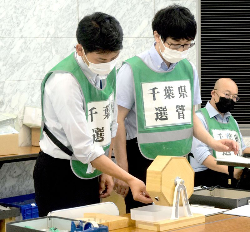 立候補の受付順を決める抽選器「ガラポン」を回す県選管職員＝２１日、県庁