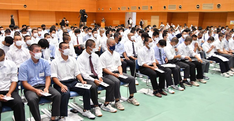 組み合わせ抽選を待つ各チームの主将ら＝２３日、千葉市稲毛区