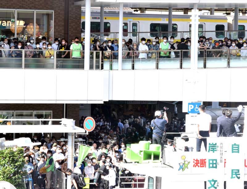多くの聴衆が詰めかけたＪＲ船橋駅前＝２４日、船橋市