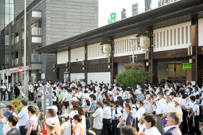 参院選の期間中に演説を聞く聴衆＝３０日、ＪＲ成田駅前

