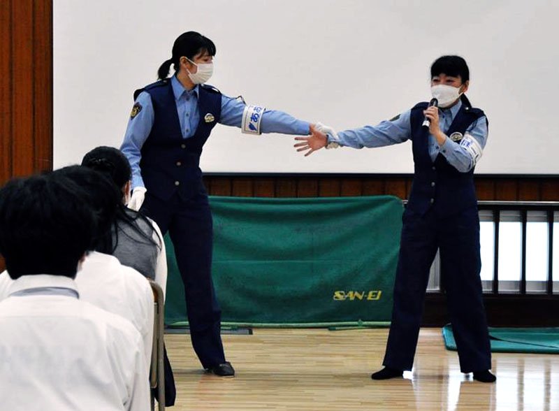 生徒に防犯のポイントや護身術を伝授する県警「あおぼーし」の隊員＝市原市