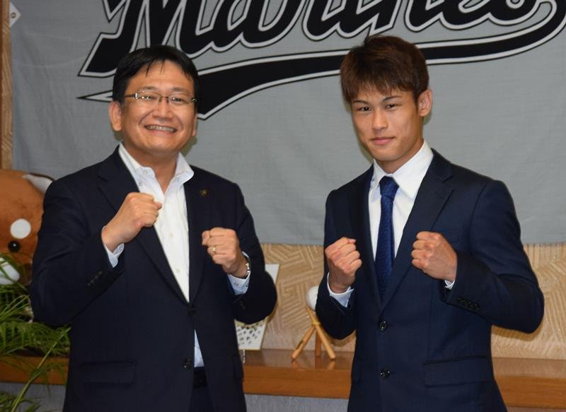 表敬訪問で神谷市長（左）とポーズを決める堤選手＝１日、千葉市役所
