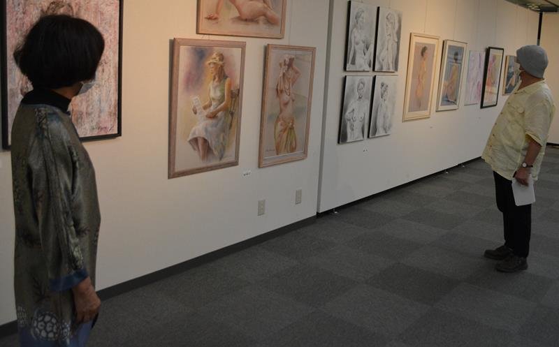 １０日まで開催中の「船橋デッサン会展」。出品会員の最高齢は９３歳＝船橋市民ギャラリー
