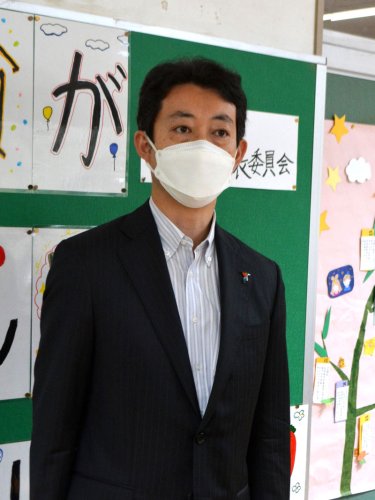 取材に答える熊谷千葉県知事＝８日昼、船橋市