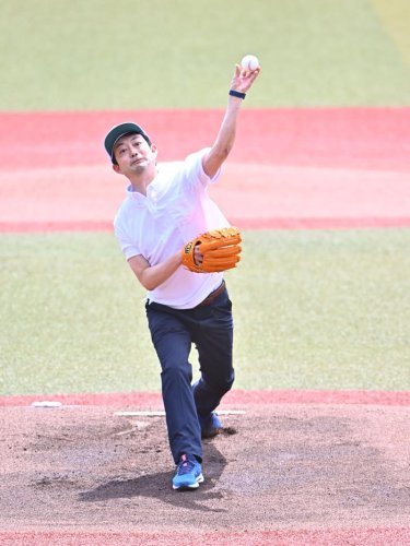開幕戦の試合前に始球式を務めた熊谷俊人知事
