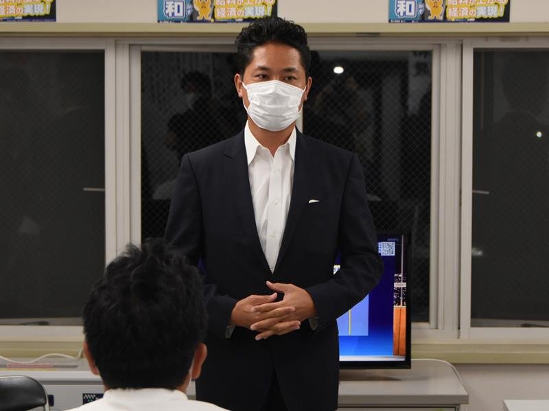 選挙事務所に集まった支持者を前に敗戦の弁を述べる礒部氏＝１０日午後８時１０分ごろ、千葉市中央区
