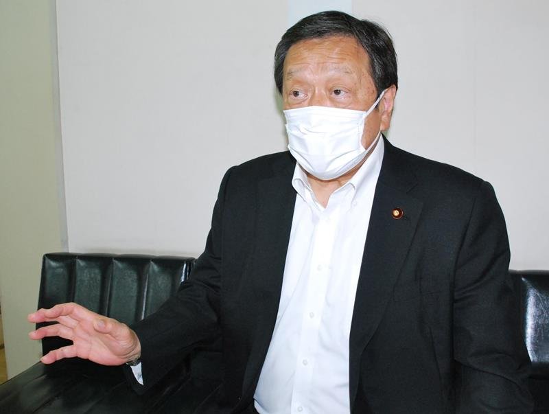 自民２候補が当選確実となり、「切磋琢磨して良い形で終われた」と語る自民党県連の浜田靖一会長＝１０日午後９時５分ごろ、千葉市中央区
