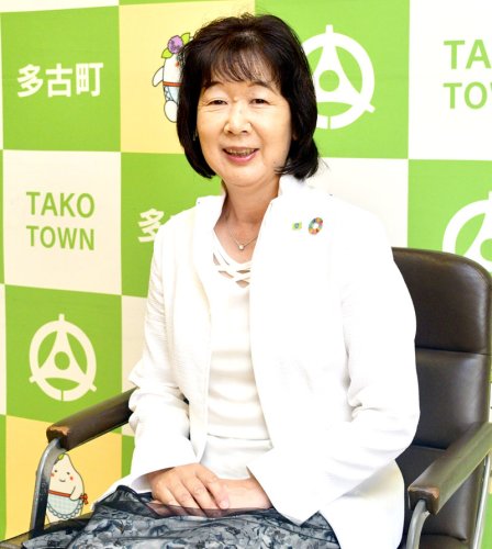 インタビューに答える平山富子町長