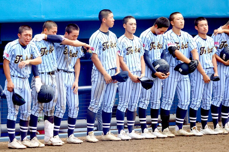 木更津総合に５―７で敗れ涙を流す東海大浦安ナイン
