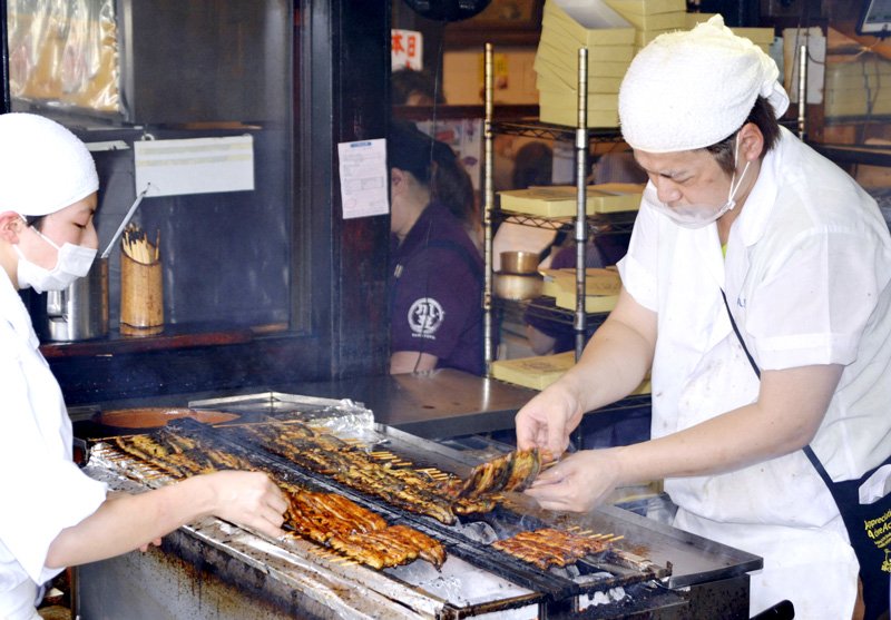 成田市のウナギ料理店でウナギを焼く従業員たち＝２３日午前