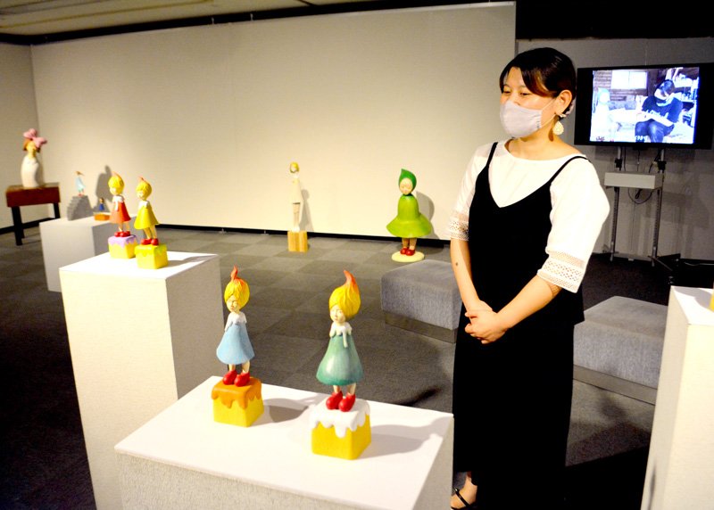 木彫りの作品群を出展した関口さん。工房での制作過程も映像で紹介＝船橋市民ギャラリー