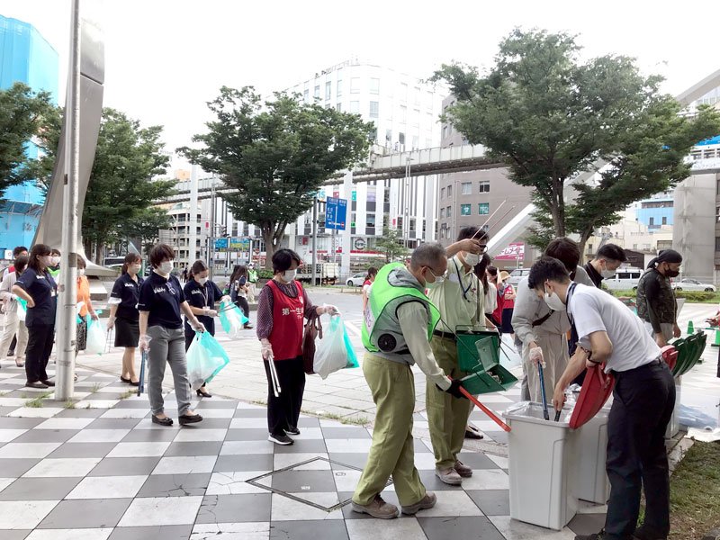 拾い集めたごみを分別して特設したごみ箱に入れる参加者ら＝千葉市中央区