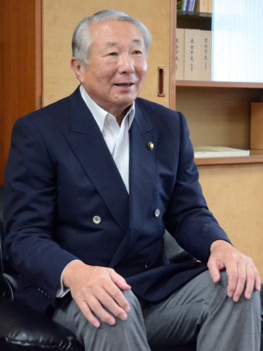 インタビューに答える鹿間陸郎市長＝東金市役所
