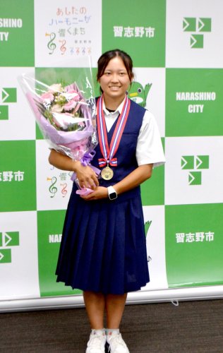 カヌー世界ジュニア選手権に出場した長洲さん＝習志野市役所