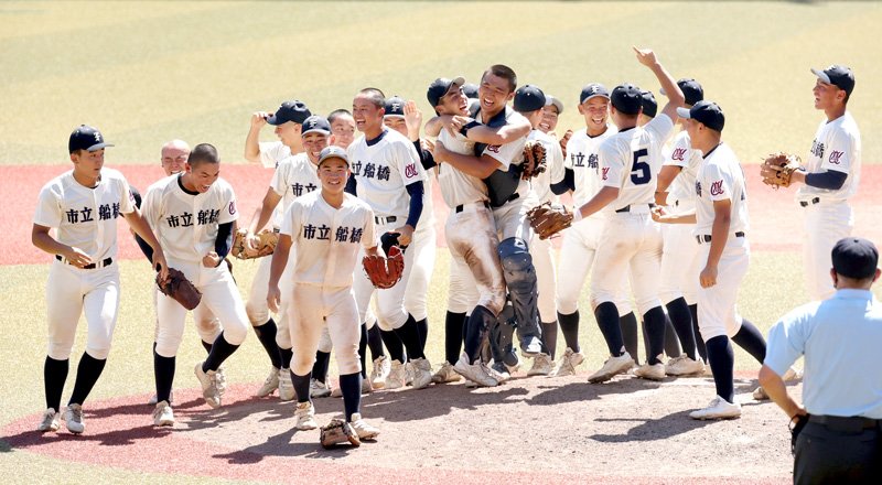 千葉大会で１５年ぶり６度目の優勝を決め喜ぶ市船橋ナイン＝７月２７日、ＺＯＺＯマリン