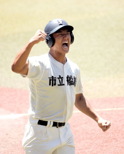 木更津総合との決勝戦でガッツポーズする市船橋の片野＝７月２７日、ＺＯＺＯマリン
