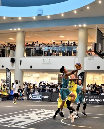 ららぽーとＴＯＫＹＯ－ＢＡＹの館内が会場となった３人制バスケ「３×３」のプロリーグ公式戦で、熱戦を繰り広げる大多喜町拠点と柏市拠点の両チーム＝船橋市
