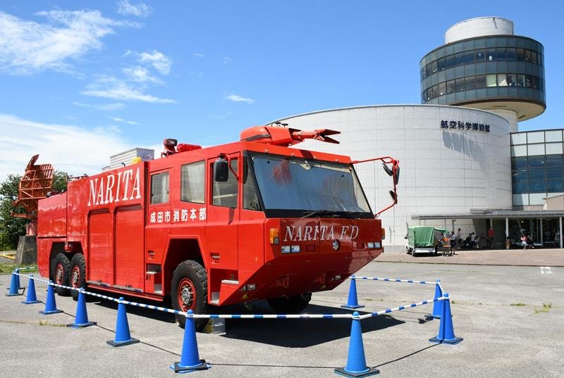 巨大な空港用化学消防車＝芝山町の航空科学博物館