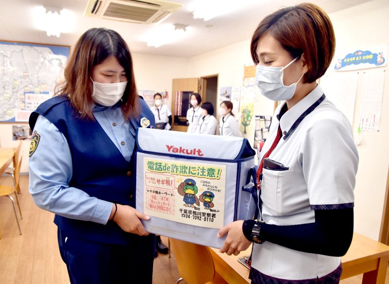鴨川署の署員が考案した「鴨助」と「鴨助ジュニア」が描かれた啓発ポスター＝鴨川市