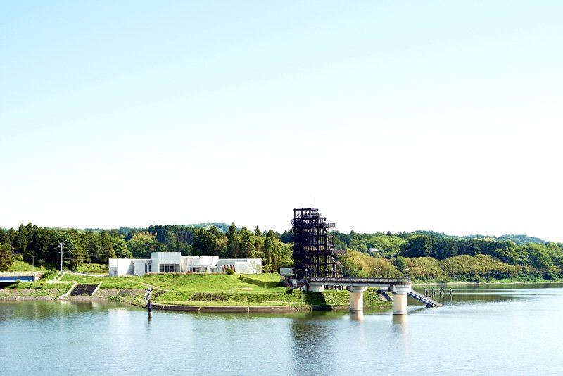 高滝湖のほとりにたたずむ「市原湖畔美術館」（市原市提供）